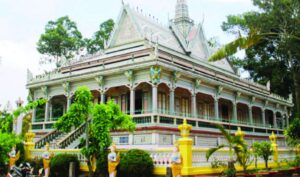 hình ảnh bên trong khuôn viên ngôi chùa độc đáo và đẹp mắt