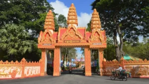 Cổng chùa som rong Sóc Trăng