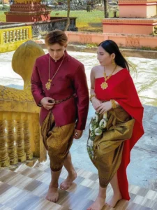 trang phục truyền thống Khmer (Sarong) nên mặc khi đến chùa