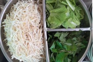 Rau xanh ăn cùng bún gỏi dà