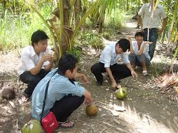 Du khách tham quan và tận hưởng không khí yên bình tại Cồn Mỹ Phước.