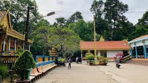 Hình ảnh khuôn viên trong chùa Dơi